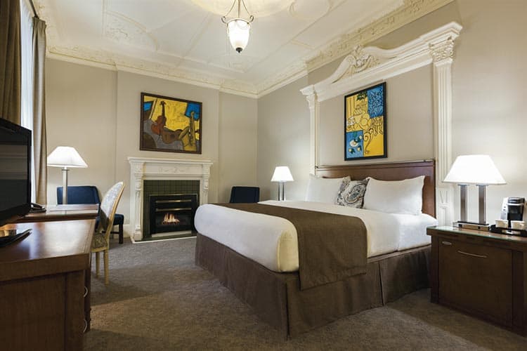 Hospitality-Tidan-Chateau_Deluxe_Fireplace_Room_test