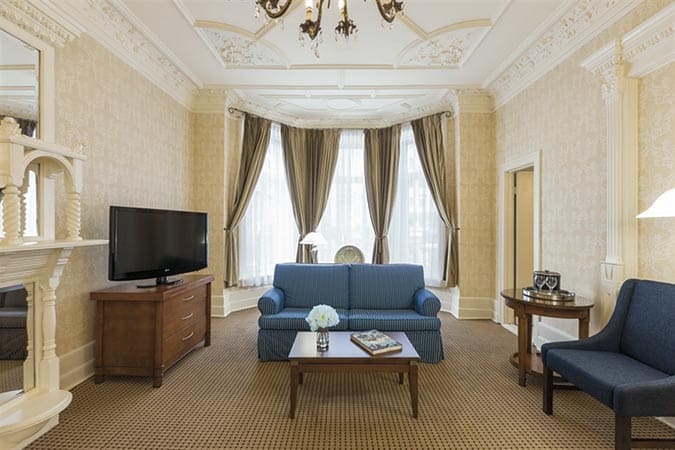 Hospitality-Tidan-Chateau_Versailles_Suite_test