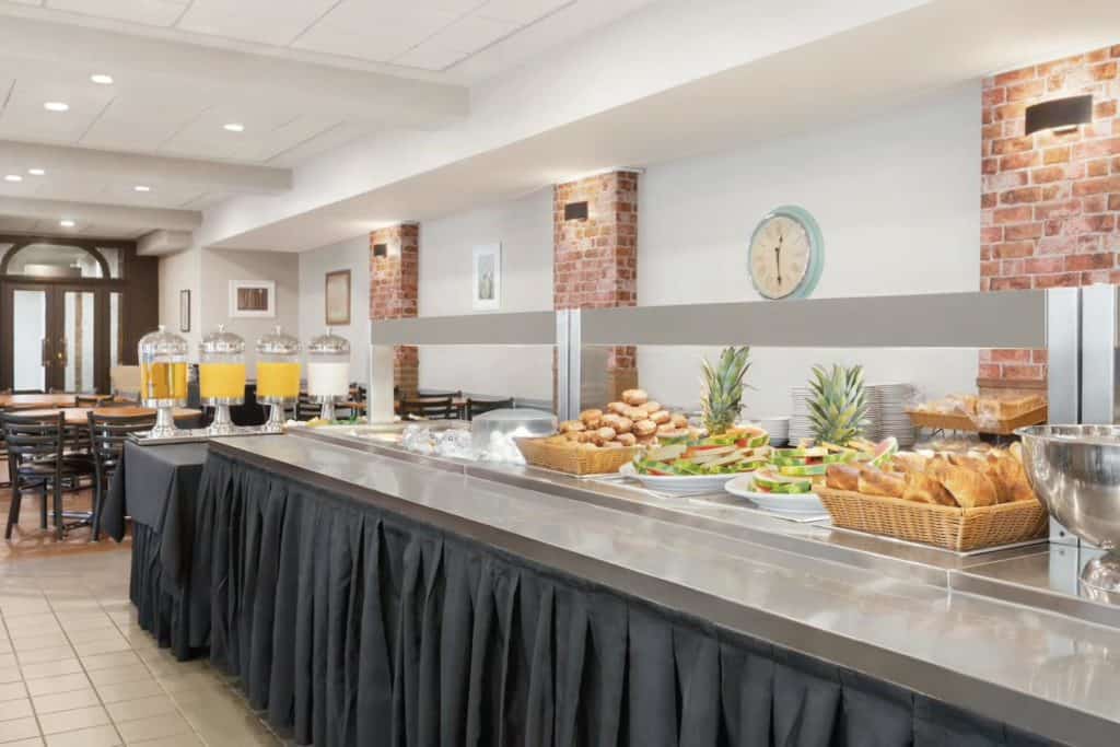 TravelMtl-09782_complimentary_breakfast_1