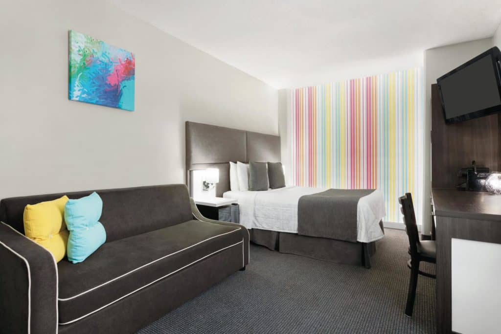 TravelMtl-09782_guest_room_3